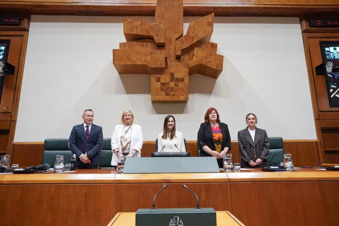 La jeltzale Bakartxo Tejeria (en el centro junto al resto de integrantes de la Mesa del Parlamento) ha sido reelegida presidenta del Cámara vasca de la XIII legislatura.