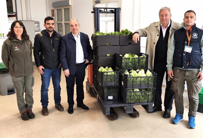 Cocina Económica recibe la donación de 150 lechugas fruto de las prácticas del Grado de Ingeniería Agrícola de la Universidad de La Rioja