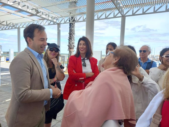 Visita del delegado territorial de Desarrollo Educativo y FP, Carlos Soriano, al Ceper Miramar de Isla Cristina (Huelva).