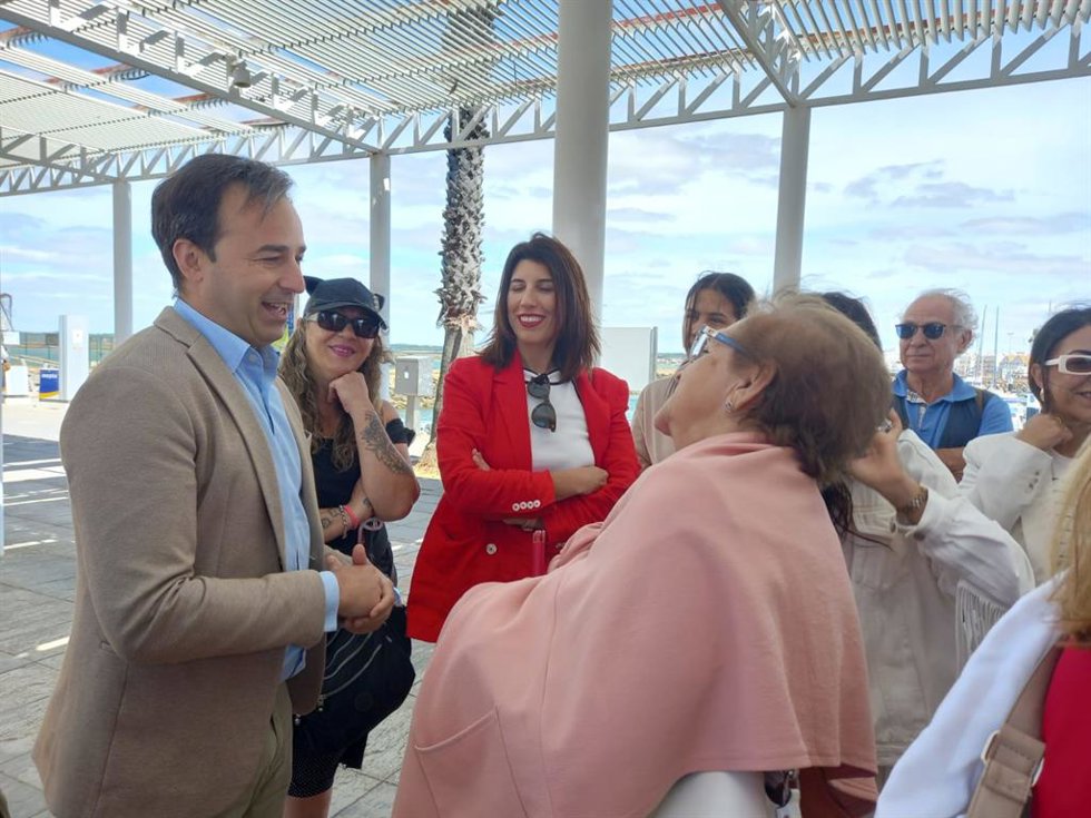 Visita del delegado territorial de Desarrollo Educativo y FP, Carlos Soriano, al Ceper Miramar de Isla Cristina (Huelva).
