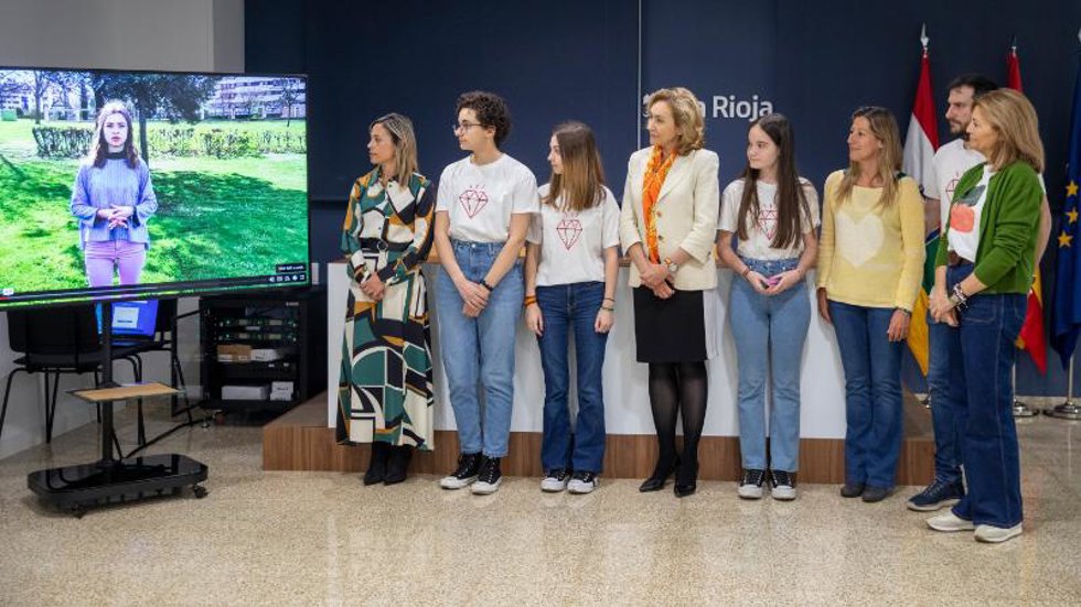 La consejera de Salud y Políticas Sociales apoya el proyecto HER, elaborado por tres alumnas de La Enseñanza
