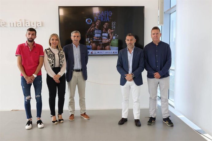 El diputado de Deportes, Juan Rosas, junto a la diputada provincial Nieves Atencia; el presidente de la Federación Andaluza de Atletismo, Enrique López Cuenca; el edil de Deportes de Nerja, Marcelo Berutti; y el organizador del evento, Francisco Urbano.