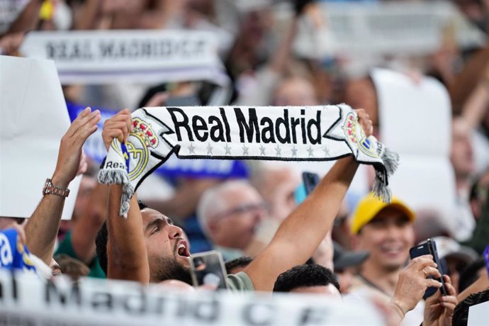 Aficionados del Real Madrid, en el Santiaho Bernabéu. 