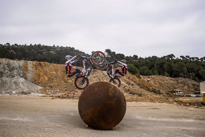 Los pilotos del Repsol Honda Team de trial, Toni Bou y Gabriel Marcelli, en una exhibición en una cantera de El Vendrell (Tarragona)