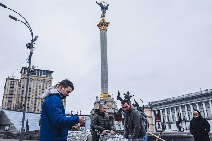 Archivo - Varios jóvenes en la plaza de Maidan, a 3 de marzo de 2022, en Kiev (Ucrania).
