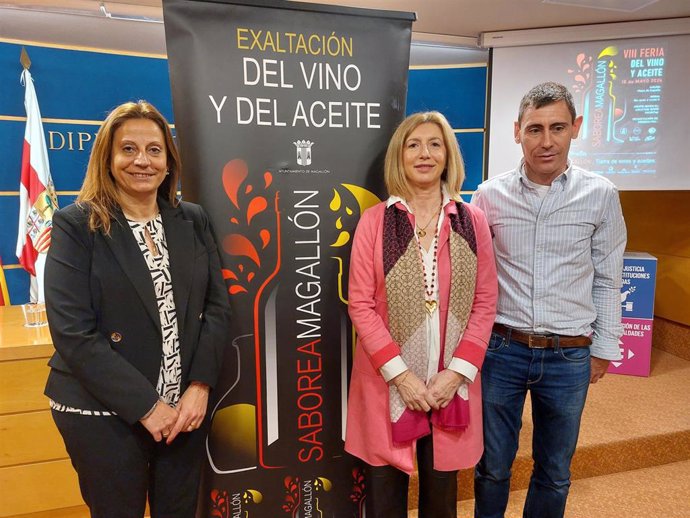 La diputada provincial Manuela Berges, junto a los concejales de Magallón Rita Quijada y Rubén Frago.