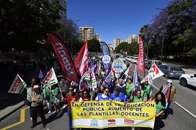Manifestación en Málaga capital en la jornada de huelga en la enseñanza pública.
