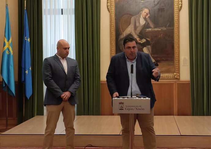 El concejal de Tráfico, Movilidad y Transporte Público del Ayuntamiento de Gijón, Pelayo Barcia, en rueda de prensa en el Consistorio gijonés, acompañado del edil de Urbanismo, Jesús Martínez Salvador (Foro).