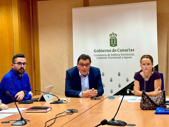 El consejero de Política Territorial, Cohesión Territorial y Aguas del Gobierno de Canarias, Manuel Miranda, y el director general de Ordenación del Territorio, Onán Cruz