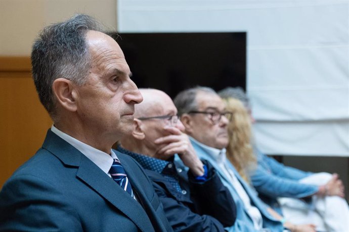El librero Pedro Varela (1i) y cuatro responsables más de la Librería Europa, durante un juicio, en la Audiencia de Barcelona, a 14 de mayo de 2024, en Barcelona, Catalunya (España). 