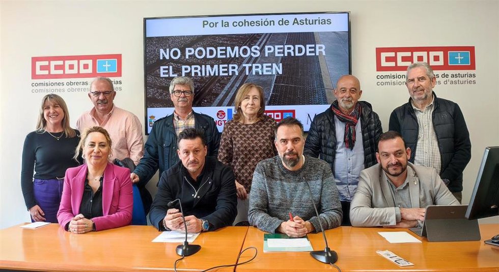 El secretario general de CCOO, José Manuel Zapico; el de UGT, Javier Fernández Lanero; la alcaldesa de Lena, Gemma Álvarez; y el de Mieres, Manuel Ángel Álvarez; junto a empresarios de los dos municipios y representantes sindicales de la zona.