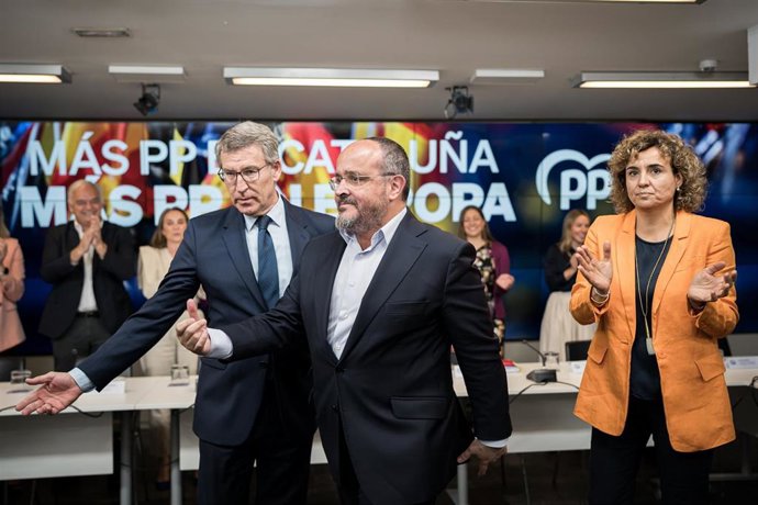 (I-D) El presidente del PP, Alberto Núñez Feijóo, el candidato del PP para las elecciones catalanas, Alejandro Fernández, y la candidata del PP a las elecciones europeas, Dolors Montserrat, durante la reunión del Comité Ejecutivo Nacional, en la sede de