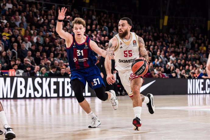 Archivo - Mike James del AS Monaco en acción contra Rokas Jokubaitis del Fc Barcelona durante la Turkish Airlines EuroLeague, partido jugado entre el FC Barcelona y el AS Monaco en el Palau Blaugrana el 01 de marzo de 2024 en Barcelona, España.