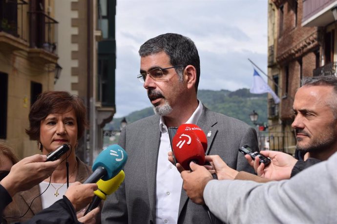 El alcalde de San Sebastián, Eneko Goia, atiende a los medios de comunicación