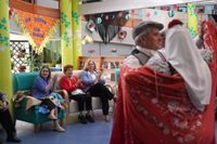 Las Fiestas de San Isidro llegan a las tres residencias municipales con chulapos y a ritmo de chotis