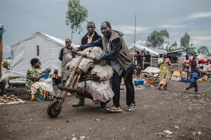 Archivo - Fotografía de archivo de un grupo de personas en un campamento de desplazados internos en los alrededores de la ciudad de Goma, en el este de República Democrática del Congo (RDC)