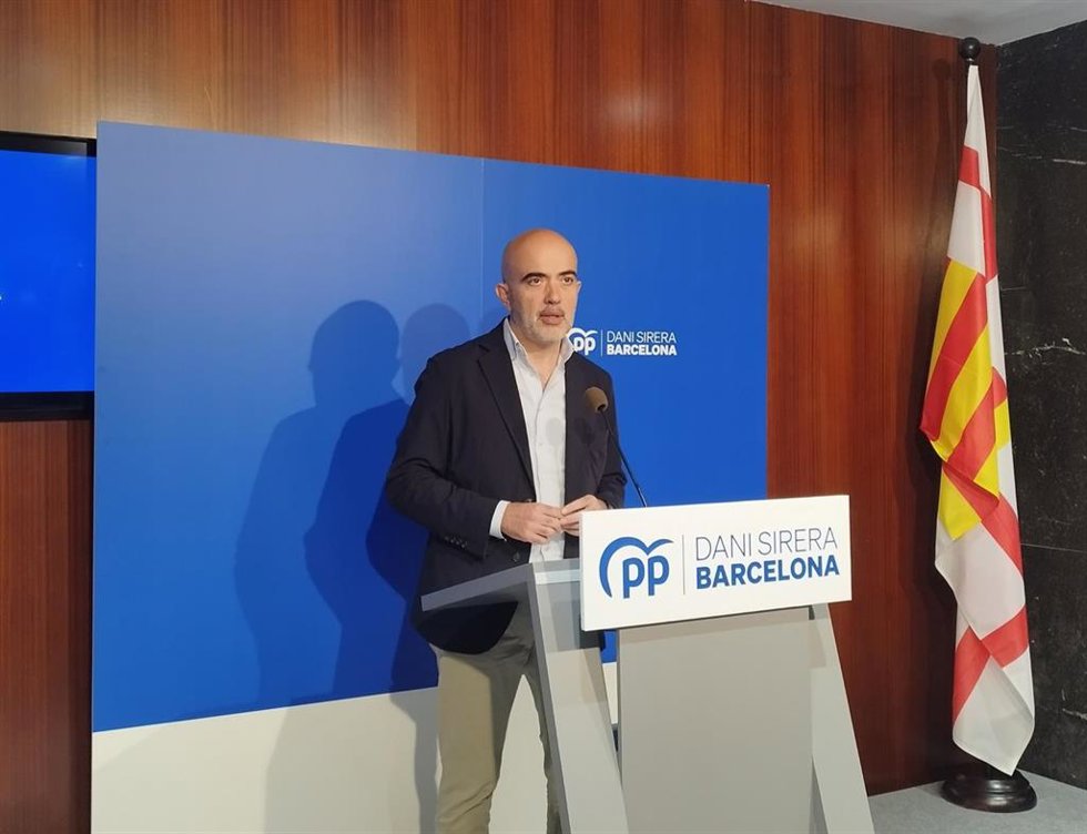 El líder del PP en el Ayuntamiento de Barcelona, Daniel Sirera, en rueda de prensa.