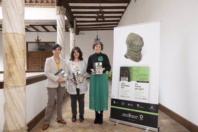 La integrante del comité organizador de la Semana Internacional de Estudios Medievales, Eloísa Ramírez; la concejala del Ayuntamiento de Estella, Ana Duarte y la consejera de Cultura, Deporte y Turismo, Rebeca Esnaola.