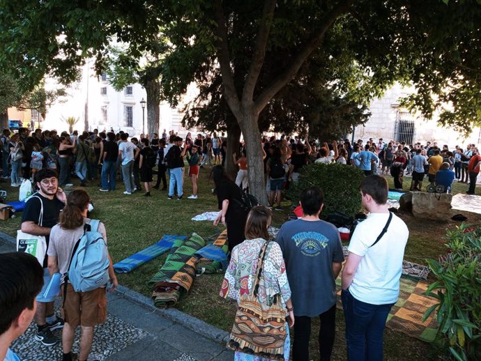 La asamblea de estudiantes en el Rectorado de la US antes de iniciar la acampada