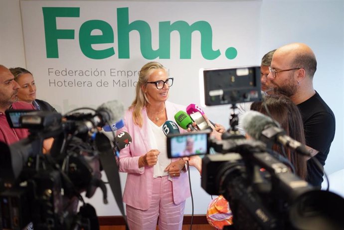 La presidenta de FEHM, Maria Frontera, en declaraciones a los medios.