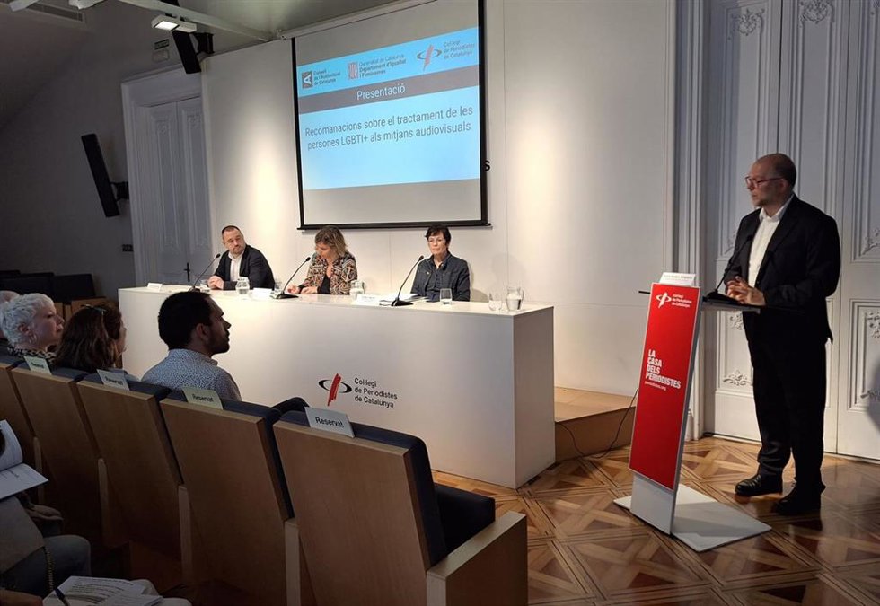 El director general de Políticas Públicas LGBTI+ de la Generalitat, Xavier Florensa, La consejera del CAC, Laura Pinyol, la portavoz del Consell Nacional LGTBI, Maria Giralt, y el decano del Collegi de Periodistes, Joan Maria Morros