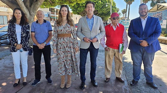 Los concejales del grupo municipal de Vox en el Ayuntamiento de Málaga, Antonio Alcázar y Yolanda Gómez, piden soluciones definitivas para las viviendas del paseo marítimo de El Palo y Pedregalejo.