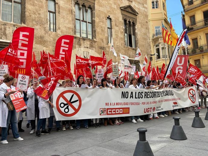 Concentración del personal sanitario frente al Palau de la Generalitat contra "los recortes" en Sanidad