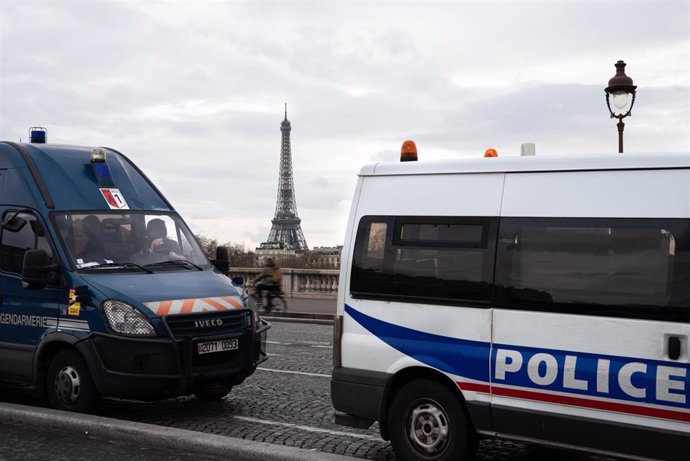 Archivo - Furgones de la Policía y la Gendarmería de Francia en la capital, París (archivo)