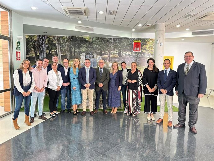 Delegados de la Junta en Jaén y miembros de la Corporación local de Torres.