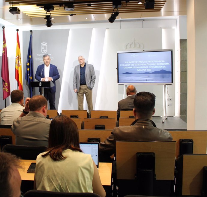 El consejero de Medio Ambiente, Universidades, Investigación y Mar menor, Juan María Vázquez, junto al investigador y catedrático de Ecología de la Universidad de Murcia, Ángel Pérez Ruzafa, en la presentación del informe