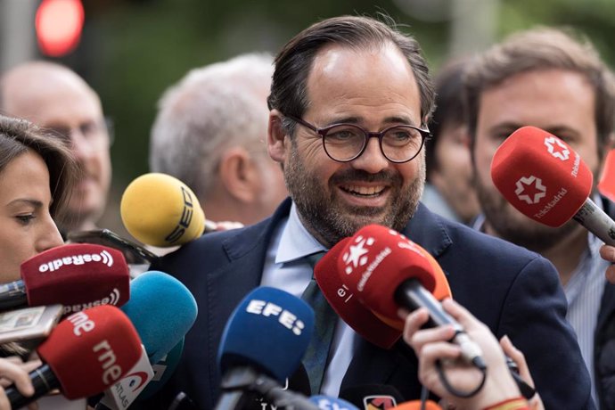 El presidente del Partido Popular de Castilla-La Mancha, Paco Núñez, atiende a los medios a su llegada a la reunión del Comité Ejecutivo Nacional, en la sede del PP, a 14 de mayo de 2024, en Madrid (España). 