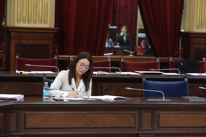 Archivo - La consellera de Vivienda, Territorio y Movilidad, Marta Vidal, durante una sesión plenaria en el Parlament balear, a 21 de diciembre de 2023, 