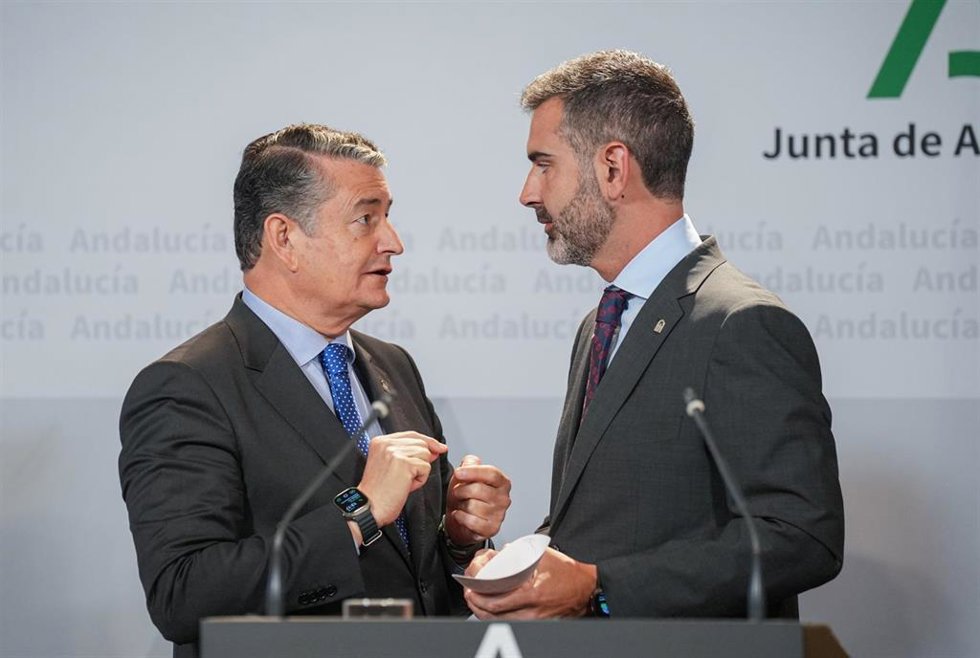 El consejero de la Presidencia, Interior, Diálogo Social y Simplificación Administrativa de la Junta de Andalucía, Antonio Sanz (i), y el consejero de Sostenibilidad, Medio Ambiente y Economía Azul y portavoz del gobierno andaluz, Ramón Fernández-Pachec
