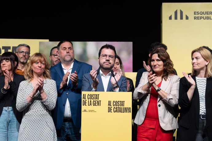El presidente de la Generalitat de Catalunya y candidato de ERC a la reelección, Pere Aragonès (2i), comparece tras el recuento de votos durante el seguimiento de la jornada electoral de elecciones autonómicas de Cataluña