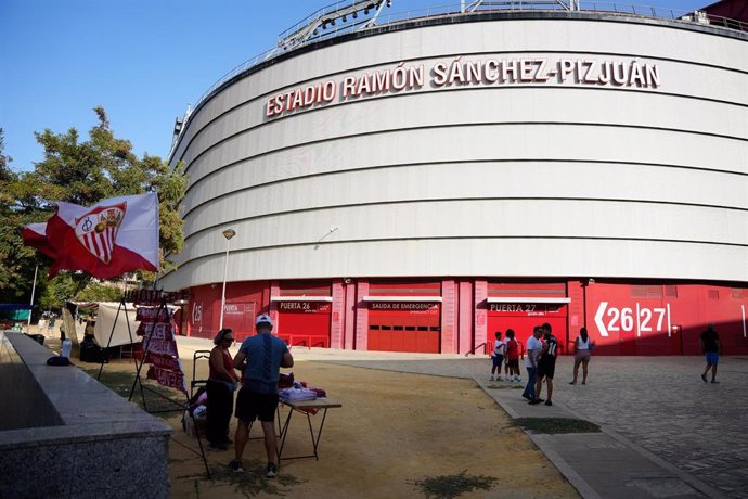 Archivo - Exterior del estadio Ramón Sánchez Pizjuán.