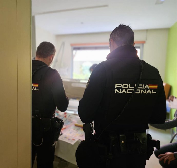 Dos agentes de la Policía Nacional, durante su visita al centro hospitalario.