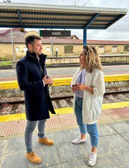 Raúl Díaz y Naiara Hernáez, en la estación de tren de Haro
