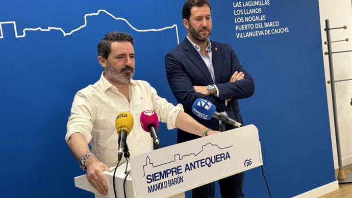 El secretario general del PP de Málaga, José Ramón Carmona, en rueda de prensa en Antequera.