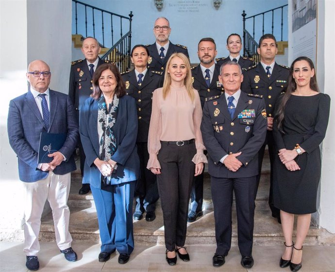 Foto de familia de los ponentes y organizadores junto a María Dolores García, presidenta de la UCAM, Ignacio del Olmo, jefe superior de la Policía Nacional, y Mariola Guevara, delegada del Gobierno.