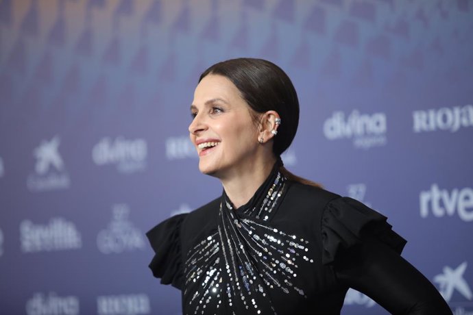 Archivo - La actriz Juliette Binoche posa en la alfombra roja previa a la gala de la 37 edición de los Premios Goya, en el Palacio de Congresos y Exposiciones FIBES, a 11 de febrero de 2023, en Sevilla, Andalucía (España). La Academia celebra la calidad