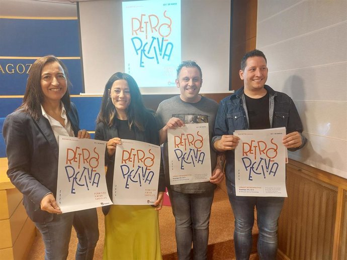 La diputada provincial Cristina Palacín; la coordinadora de 'Retrospectiva', Paula Blesa; el concejal de Cultura de Quinto, Jesús Porroche; y el alcalde, Jesús Morales.