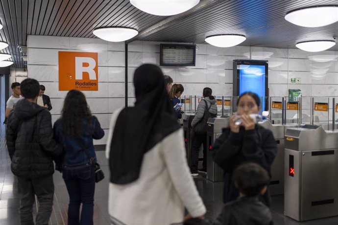 Varias personas en la estación de Renfe y Metro 'La Sagrera', a 12 de mayo de 2024, en Barcelona, Catalunya (España). Un robo de cobre ha provocado una avería generalizada en todas las líneas del servicio ferroviario de Rodalies en la ciudad de Barcelona,