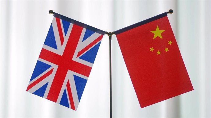 Archivo - Imagen de archivo de banderas de Reino Unido y China. 
