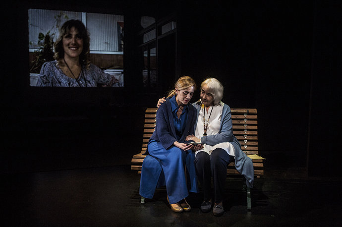 Archivo - Una imagen de la representación de 'El perfume del tiempo'.