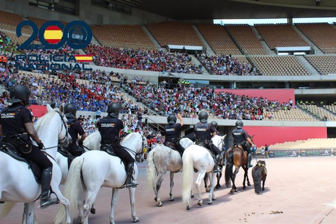 Exhibición policial en el estadio de la Cartuja ante 10.000 escolares.