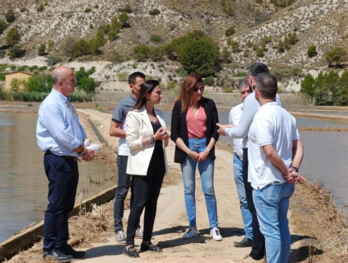 La consejera Sara Rubira en los arrozales de Calasparra.