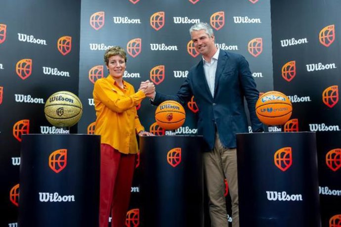 La presidenta de la FEB, Elisa Aguilar, y el General Manager de Team Sports de Wilson, Kevin Murphy.