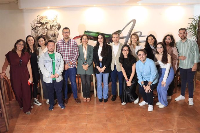 Lina Gálvez (6i), junto a miembros de JSA y el PSOE en Jaén, en el encuentro con universitarios.