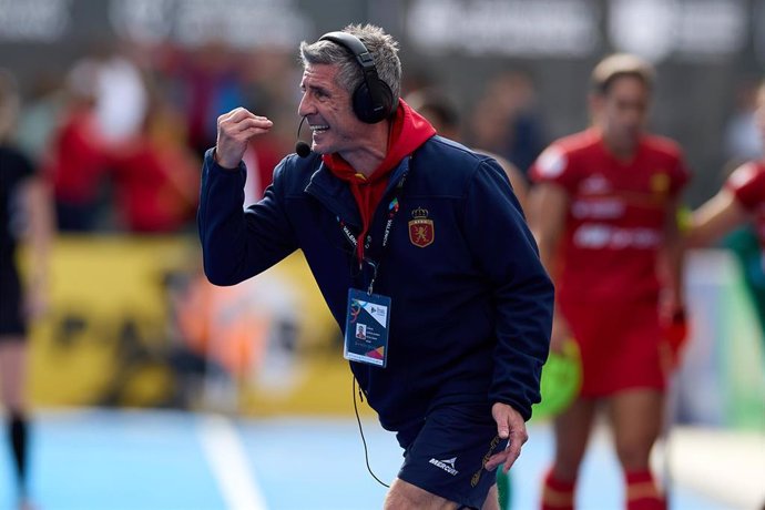 Archivo - Carlos García Cuenca durante un partido de la selección femenina de hockey sobre hierba