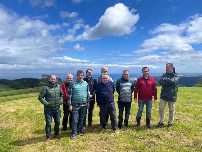 Los directores generales de Custodia del Territorio, David Villar; Reto Demográfico, Marcos Niño; y Administración Local, Olmo Ron, visitan  el proyecto agroforestal financiado con fondos europeos que se está desarrollando en el concejo.